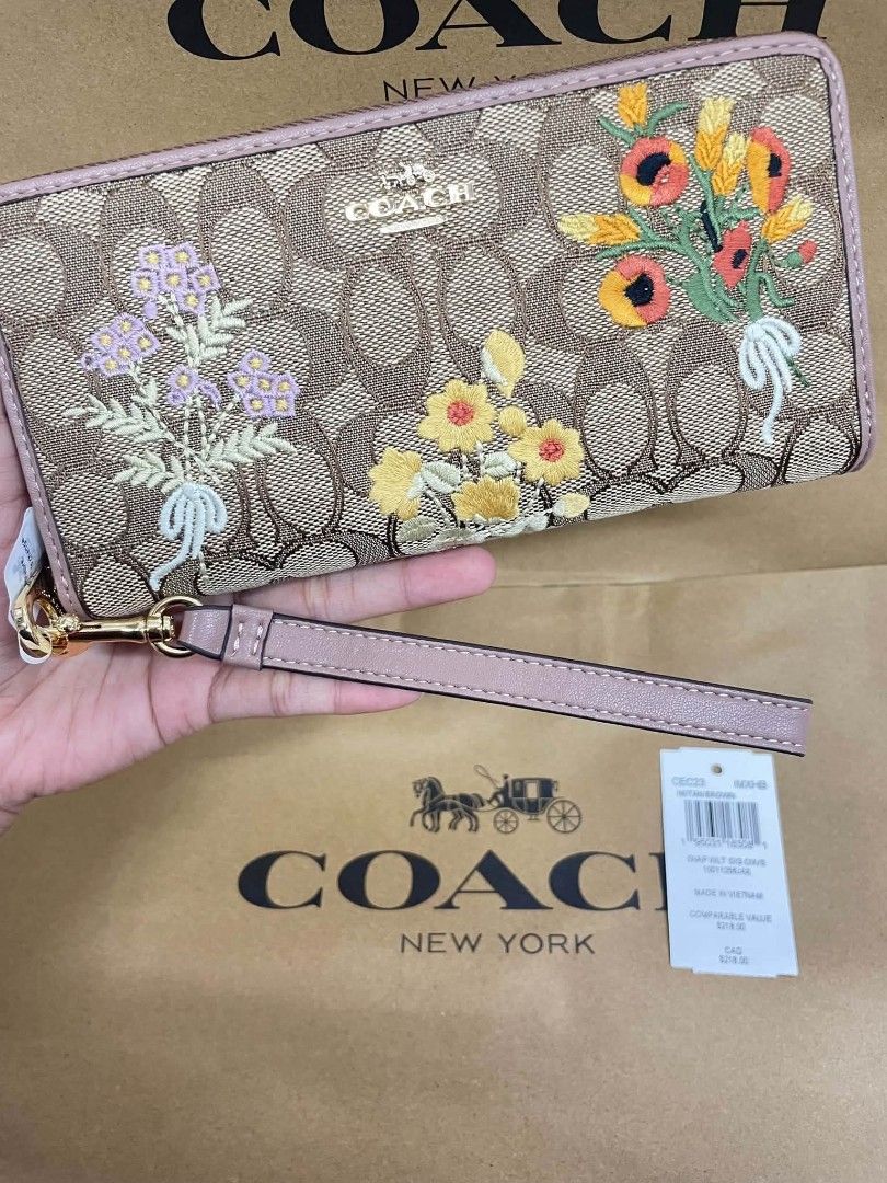 Authentic Coach Wallet (Category: Wallets & Card holders) located in Santa Cruz. Submitted by Authentic_Branded_Bags (Listing ID 1465207357, Image 2). Description: .