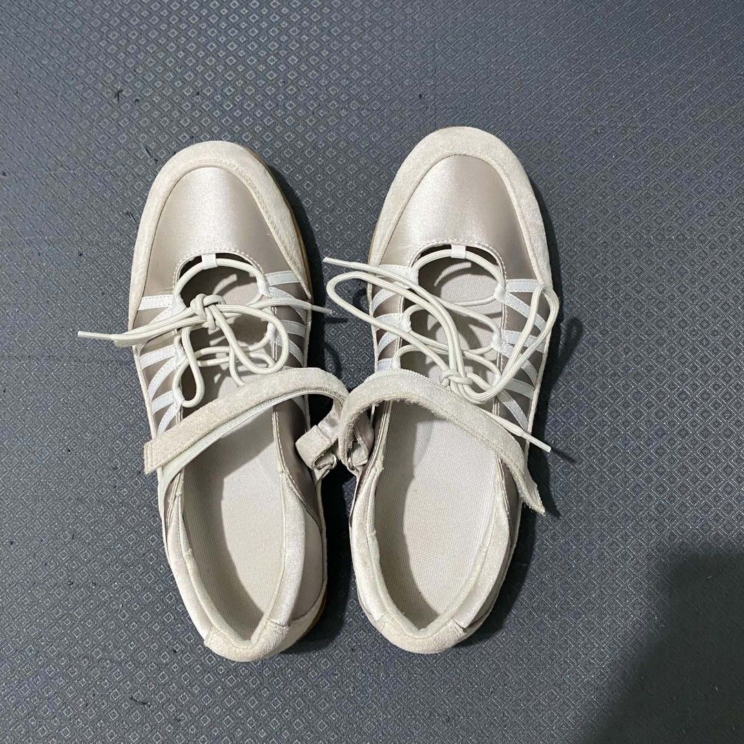 Authentic GU silver ballet flat (Category: Activewear) located in Quezon City. Submitted by achiiwappp (Listing ID 1465330560, Image 1). Description: Used once as in super saglit Rfs: don't know hos to style it yet.