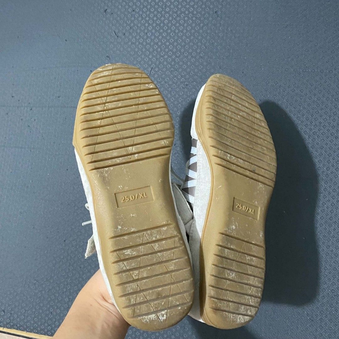 Authentic GU silver ballet flat (Category: Activewear) located in Quezon City. Submitted by achiiwappp (Listing ID 1465330560, Image 2). Description: Used once as in super saglit Rfs: don't know hos to style it yet.