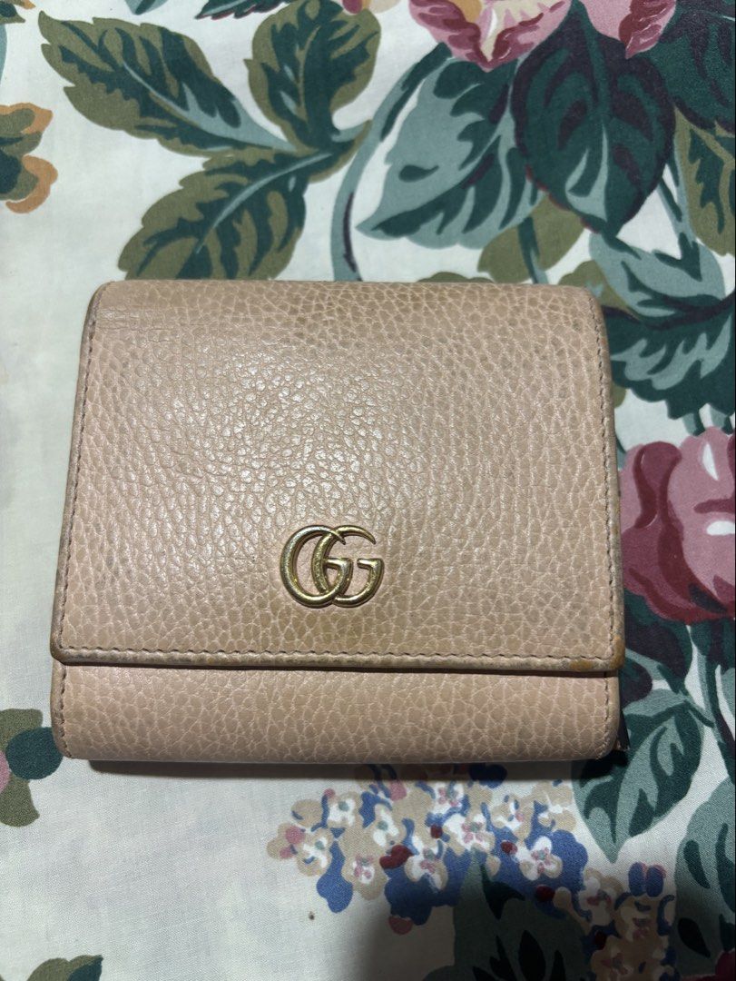 Authentic Gucci Bifold wallet (Category: Luxury Bags & Wallets) located in Quezon City. Submitted by jhaediah (Listing ID 1461057169, Image 1). Description: Authentic Preloved With signs of used.