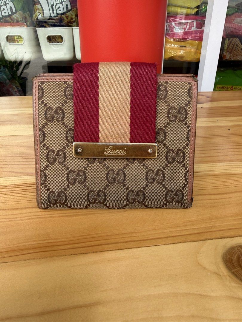 Authentic Gucci wallet (Category: Wallets & Card holders) located in Cagayan de Oro. Submitted by negosyantesibengineer (Listing ID 1465187764, Image 1). Description: .