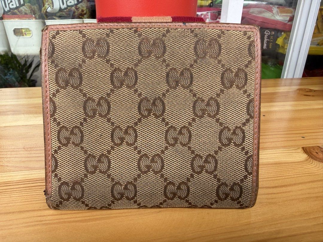 Authentic Gucci wallet (Category: Wallets & Card holders) located in Cagayan de Oro. Submitted by negosyantesibengineer (Listing ID 1465187764, Image 3). Description: .