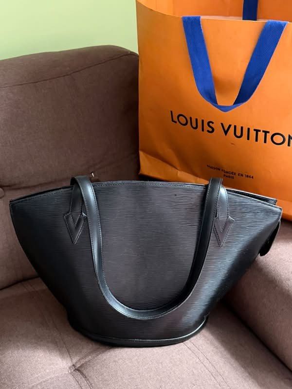 Authentic LOuis Vuitton St. Jaques Gm (Category: Luxury Bags & Wallets) located in Quezon City. Submitted by jhaediah (Listing ID 1460935950, Image 1). Description: St.Jaques Gm Good Condition Comes with Paper bag 1..