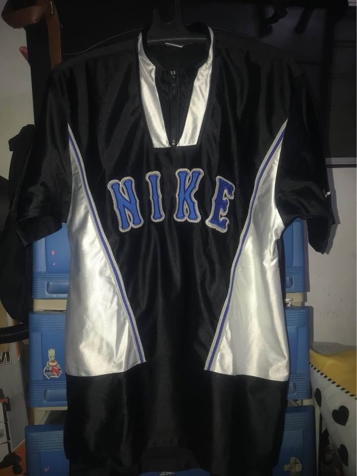 Authentic NIKE Vintage Jersey Shirt (Category: Tshirts & Polo Shirts ) located in Subic. Submitted by julescabin (Listing ID 1465318233, Image 1). Description: For Sale ‼️90s Nike Vintage Jersey Black 👕 - Price : 5k (negotiable) - Size M (Baggy) - rfs: decluttering.