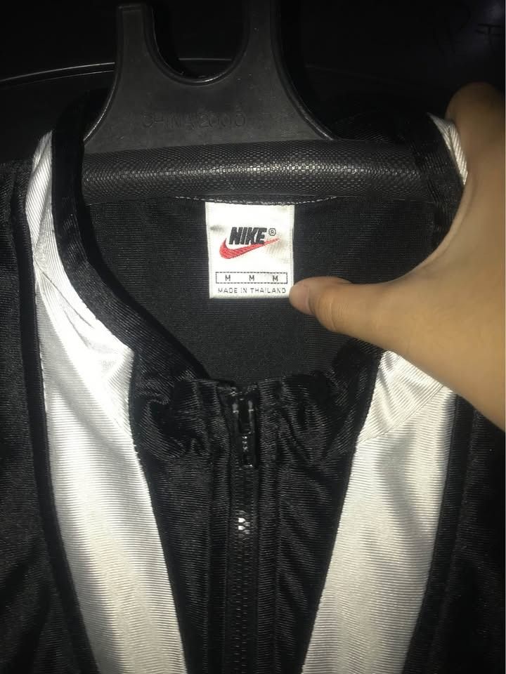 Authentic NIKE Vintage Jersey Shirt (Category: Tshirts & Polo Shirts ) located in Subic. Submitted by julescabin (Listing ID 1465318233, Image 3). Description: For Sale ‼️90s Nike Vintage Jersey Black 👕 - Price : 5k (negotiable) - Size M (Baggy) - rfs: decluttering.