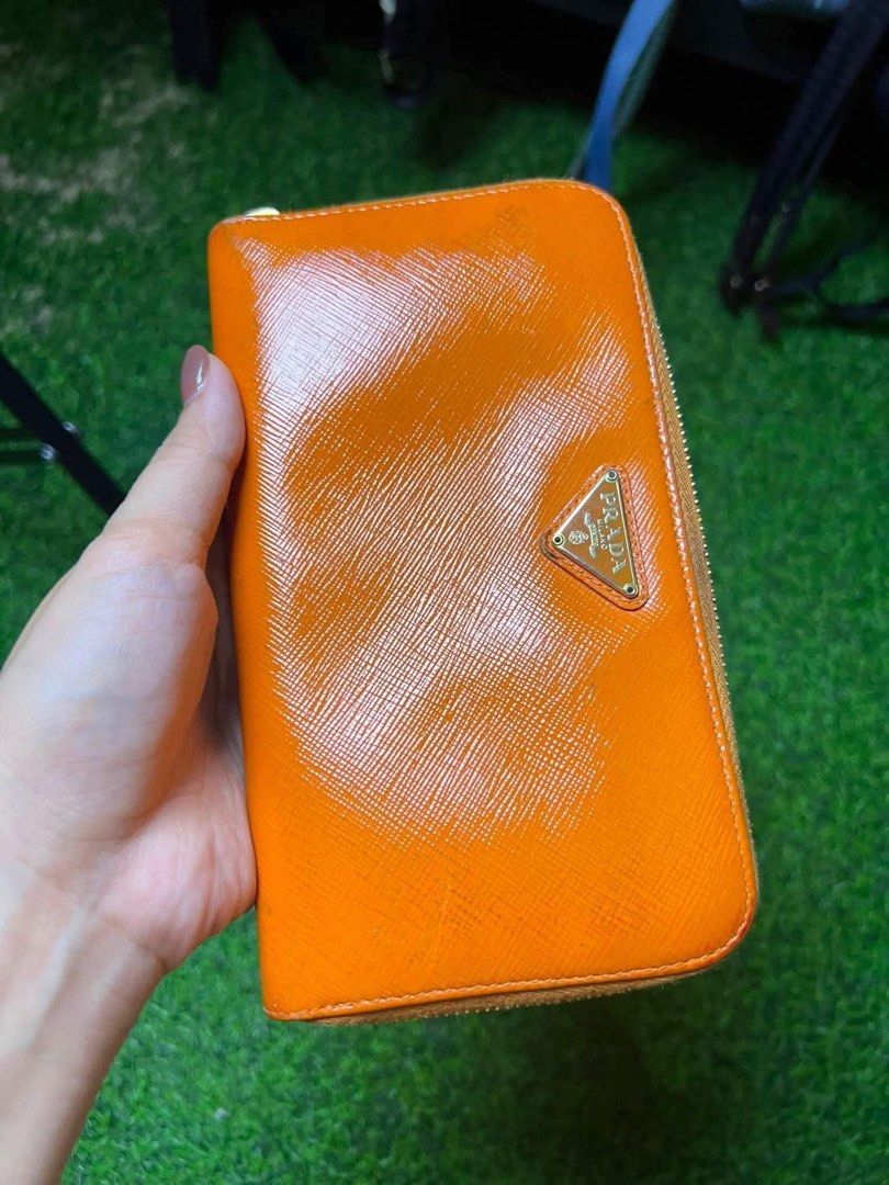 Authentic Prada patent continental wallet (Category: Wallets & Card holders) located in Cagayan de Oro. Submitted by borse_de_amore (Listing ID 1465181688, Image 1). Description: Authentic Prada patent continental wallet Rank AB+ no major issues. Very light color transfer lang sa back. Overall very good condition pa. 🏷️4,500 only.