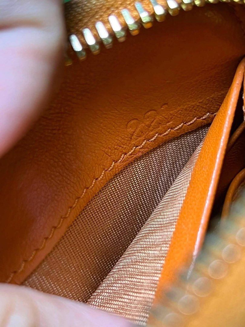 Authentic Prada patent continental wallet (Category: Wallets & Card holders) located in Cagayan de Oro. Submitted by borse_de_amore (Listing ID 1465181688, Image 2). Description: Authentic Prada patent continental wallet Rank AB+ no major issues. Very light color transfer lang sa back. Overall very good condition pa. 🏷️4,500 only.