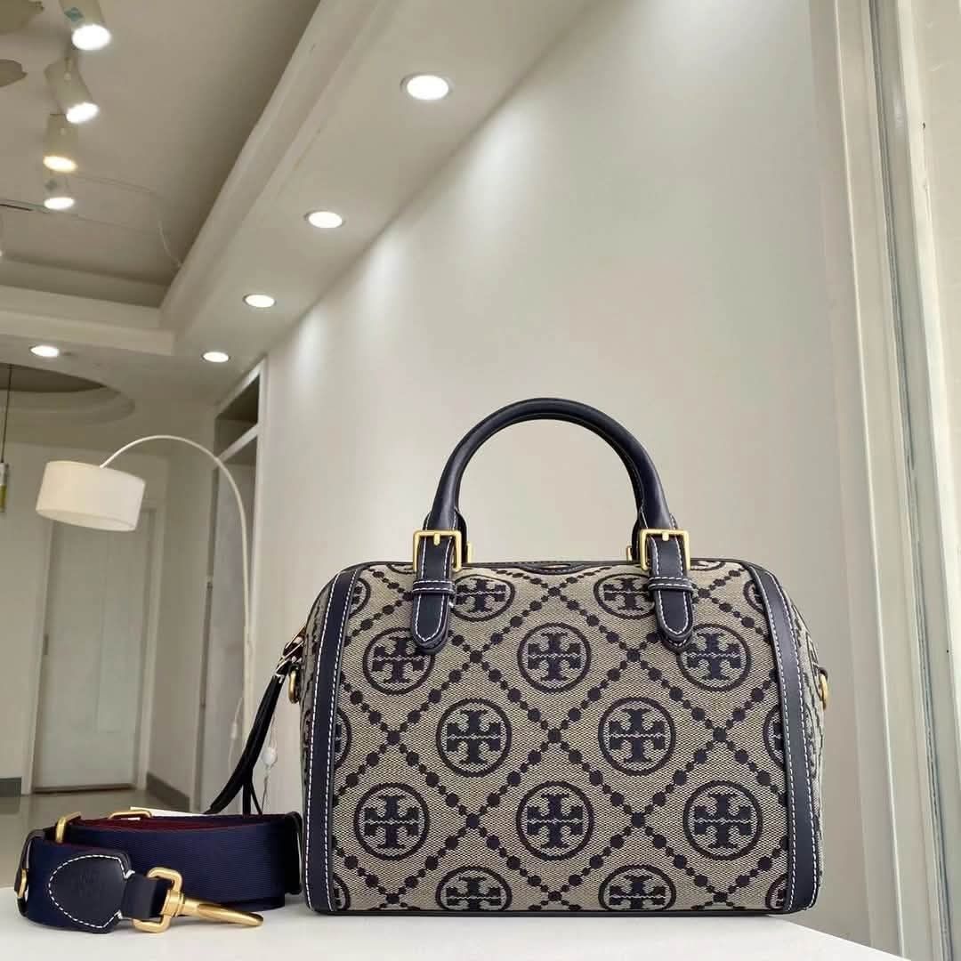 Authentic Tory Burch Bag (Category: Shoulder Bags) located in Santa Cruz. Submitted by Authentic_Branded_Bags (Listing ID 1465207680, Image 1). Description: Size 25*18*16cm.