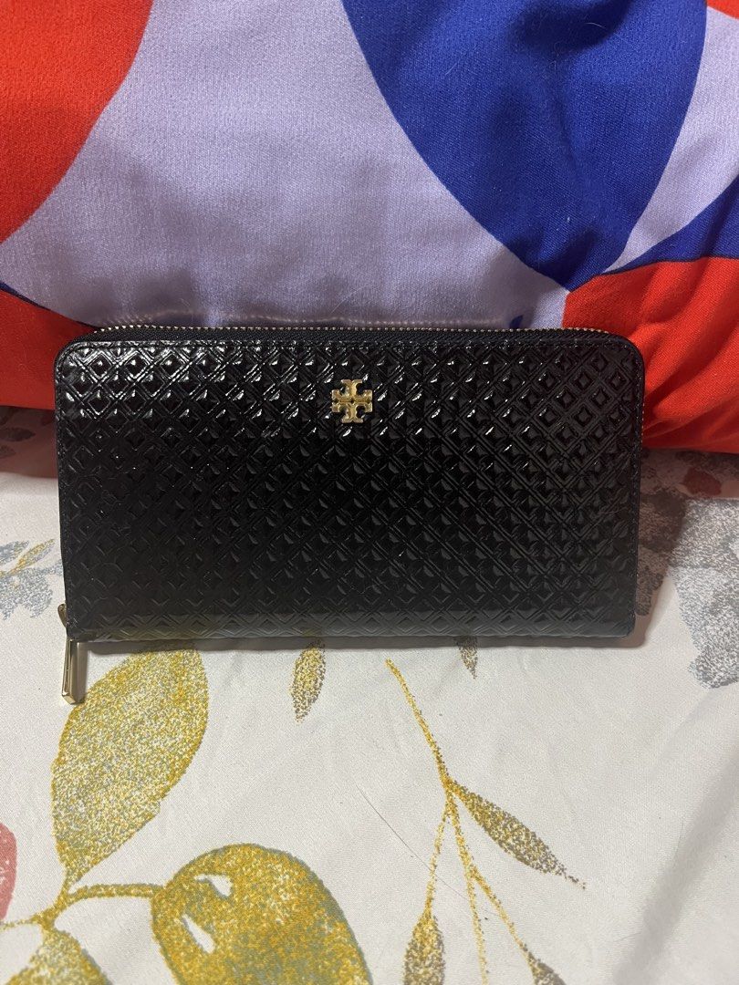 Authentic tory burch wallet (Category: Wallets & Card holders) located in Davao. Submitted by jackie2276 (Listing ID 1465287629, Image 1). Description: In good condition, looks new. .