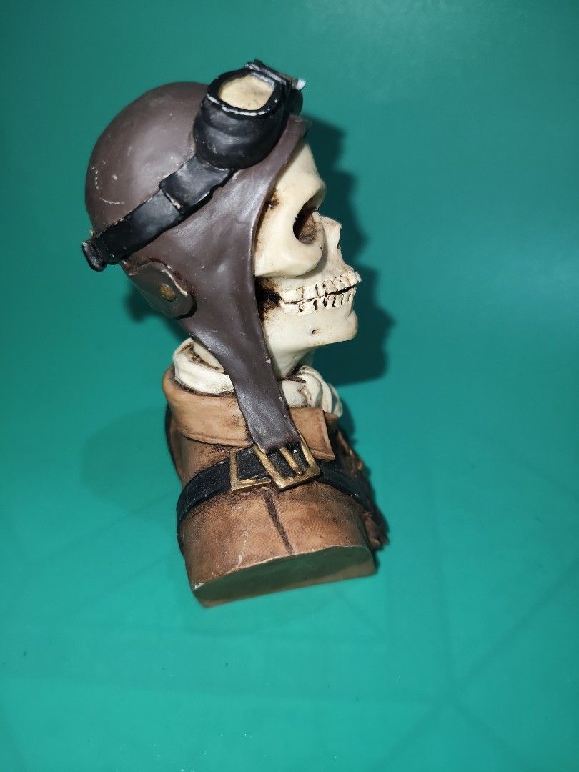 Aviator Pilot Skull Figurine (Category: Vintage Collectibles) located in Manila. Submitted by bamask.ph (Listing ID 1465288712, Image 2). Description: .