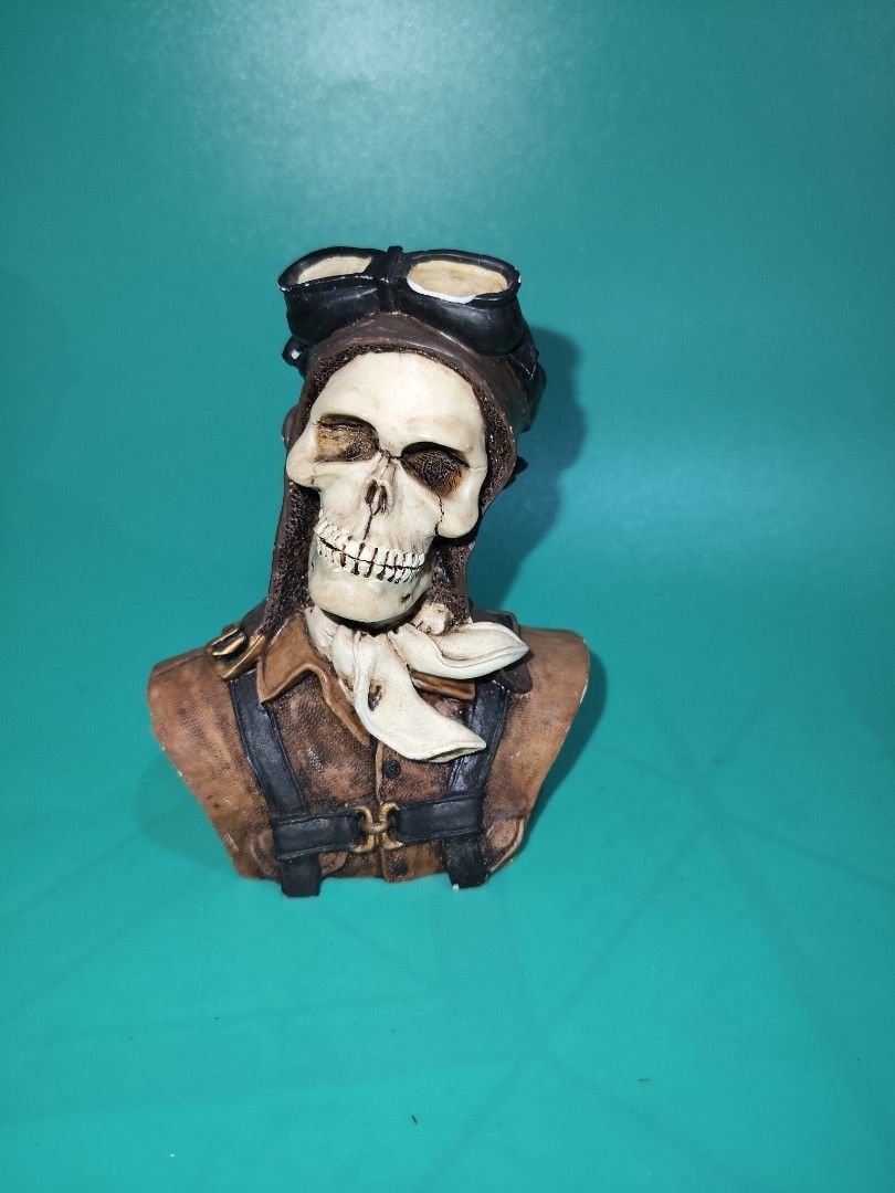 Aviator Pilot Skull Figurine (Category: Vintage Collectibles) located in Manila. Submitted by bamask.ph (Listing ID 1465288712, Image 1). Description: .