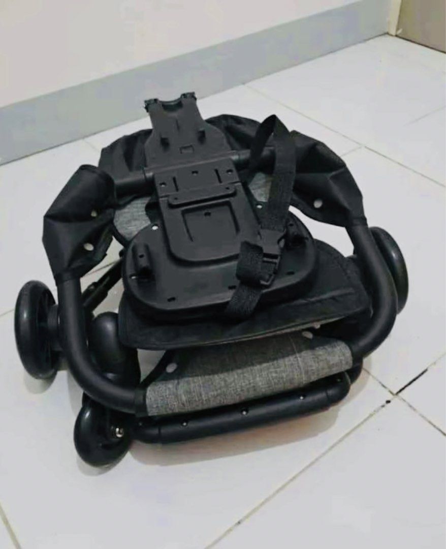 Baby stroller Light weight (Category: Strollers) located in Quezon City. Submitted by klawdeclutteeeeerr (Listing ID 1465327789, Image 3). Description: GOOD AS NEW TWICE LANG NAGAMIT NO ISSUE .