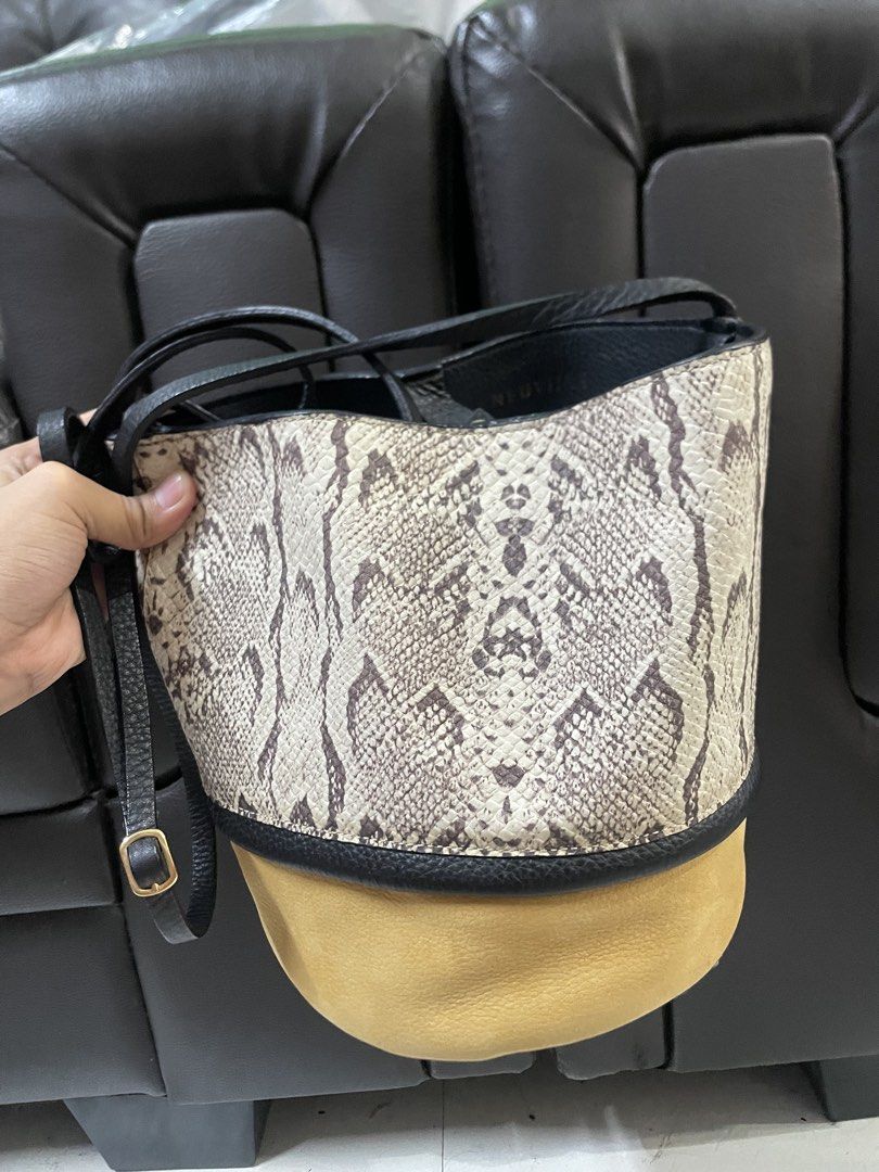 Bag Bundle (Category: Cross-body Bags) located in Kota Bharu. Submitted by camylla (Listing ID 1465357985, Image 2). Description: .