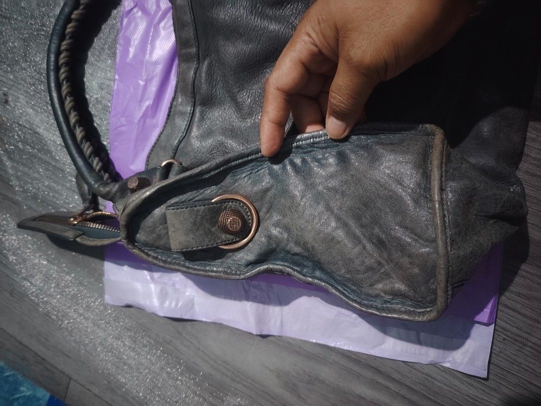 Balenciaga (Category: Shoulder Bags) located in Manila. Submitted by del96 (Listing ID 1465376727, Image 3). Description: AUTHENTIC BALENCIAGA My issue po ito sa handle At my rubs sa lining Pero pwede sya MA repair NO STRAP PO.