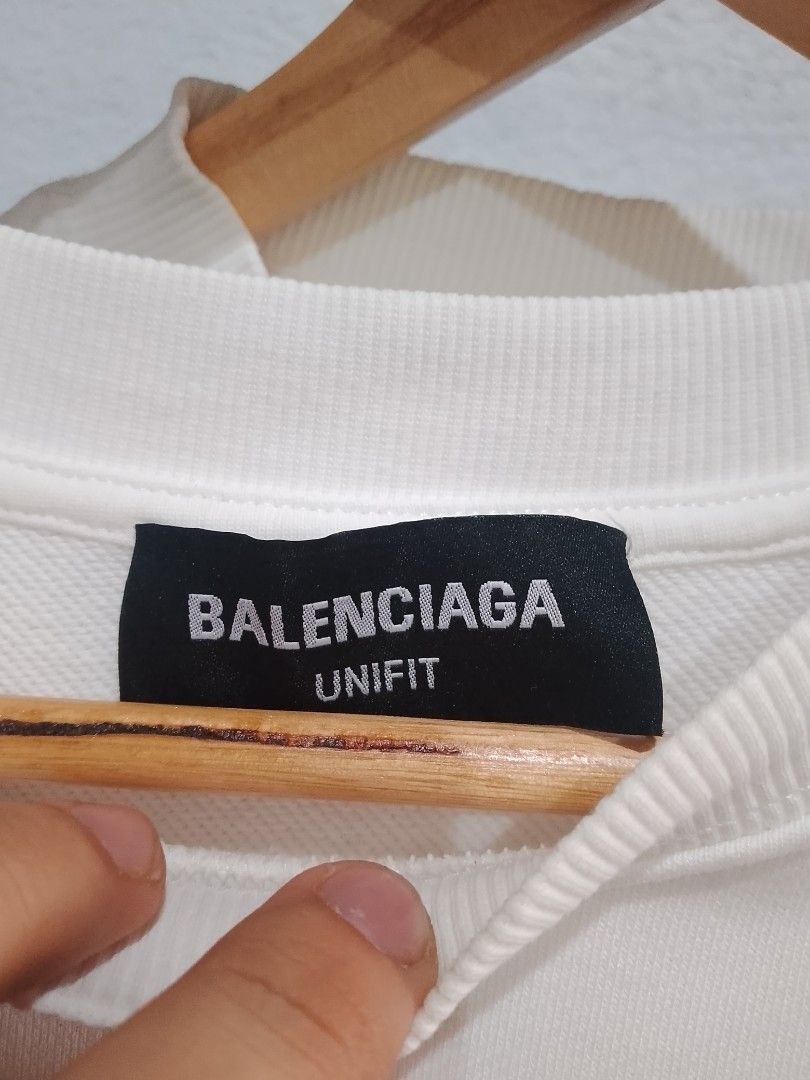 Balenciaga (Category: Luxury Apparel) located in Aguinaldo. Submitted by johnpaulro63128 (Listing ID 1465382146, Image 3). Description: .