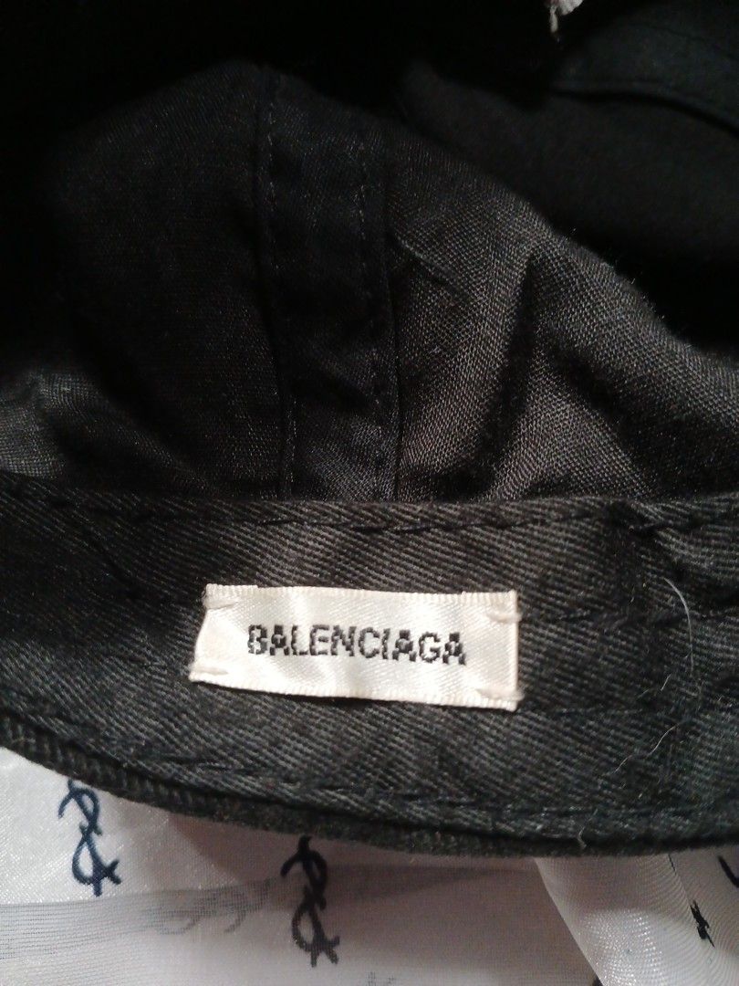 Balenciaga Cap (Category: Caps & Hats) located in La Trinidad. Submitted by dashopperist (Listing ID 1465186685, Image 3). Description: .