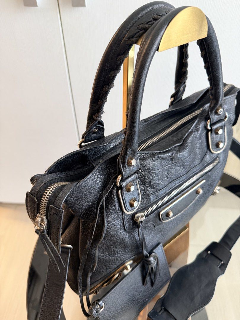 Balenciaga City (Category: Luxury Bags & Wallets) located in Paranaque City. Submitted by elysialuxuryph (Listing ID 1465378361, Image 2). Description: With signs of use Comes with entrupy .
