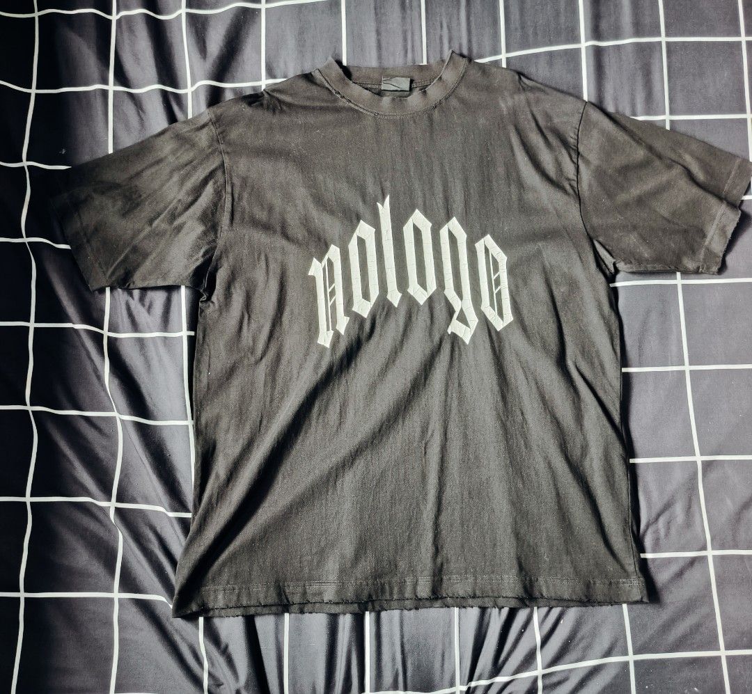 BALENCIAGA Oversize "No Logo" Distressed Design (Category: Tshirts & Polo Shirts ) located in Iloilo. Submitted by ayaque (Listing ID 1465215615, Image 1). Description: BALENCIAGA Oversize 'No Logo" Destressed Design •Black na Black •Good as New •Crew Neck (Sakal na Sakal) •No issue •Crack Prints?? No Part of Design ni Balenciaga •24x30 •Complete All Tags •Apaka Angas sa persona •Heavy Cloth.