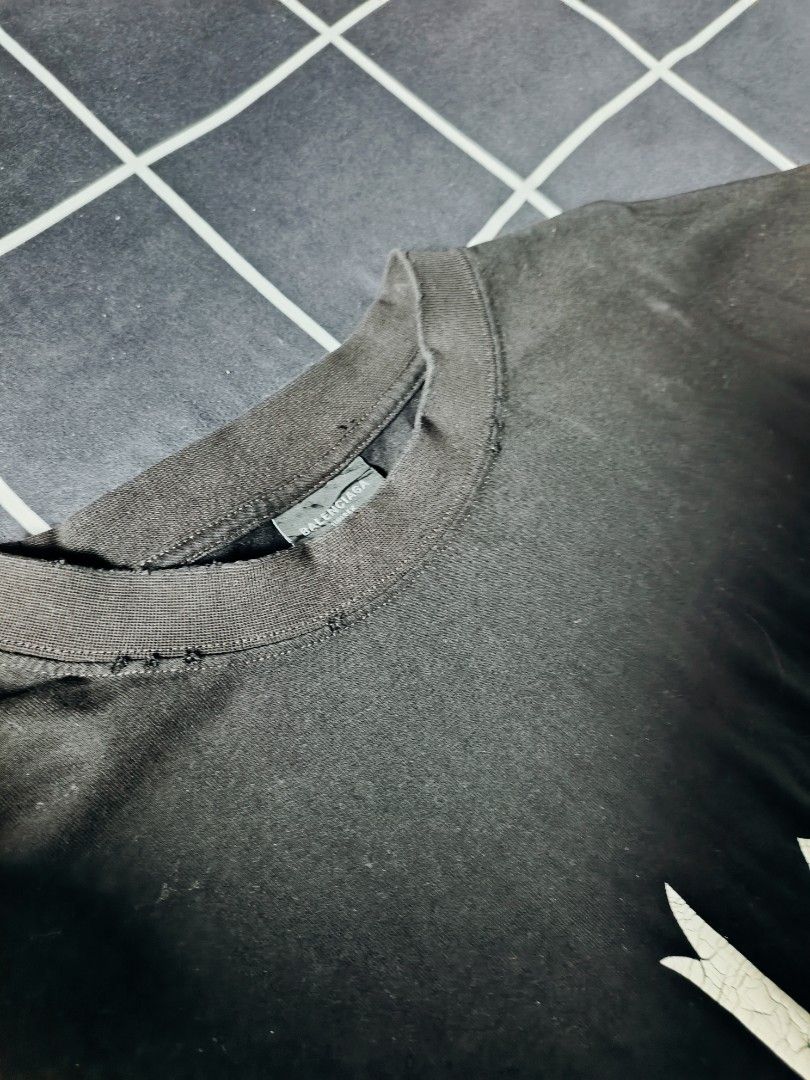 BALENCIAGA Oversize "No Logo" Distressed Design (Category: Tshirts & Polo Shirts ) located in Iloilo. Submitted by ayaque (Listing ID 1465215615, Image 3). Description: BALENCIAGA Oversize 'No Logo" Destressed Design •Black na Black •Good as New •Crew Neck (Sakal na Sakal) •No issue •Crack Prints?? No Part of Design ni Balenciaga •24x30 •Complete All Tags •Apaka Angas sa persona •Heavy Cloth.