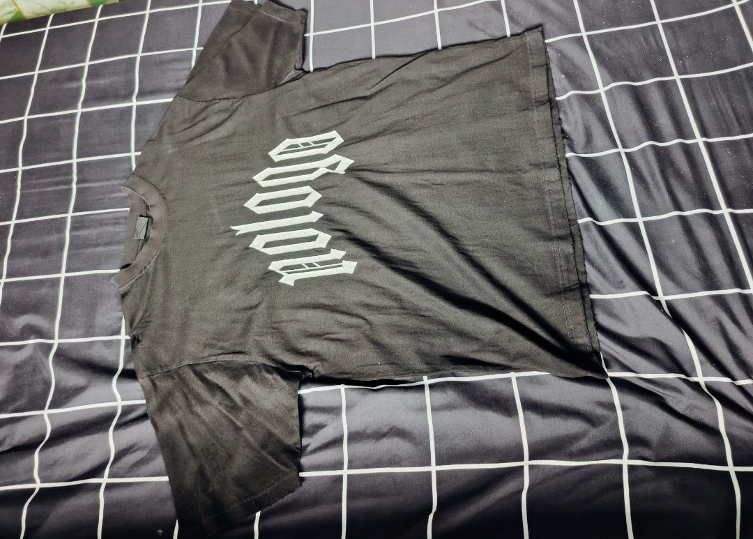 BALENCIAGA Oversize "No Logo" Distressed Design (Category: Tshirts & Polo Shirts ) located in Iloilo. Submitted by ayaque (Listing ID 1465215615, Image 2). Description: BALENCIAGA Oversize 'No Logo" Destressed Design •Black na Black •Good as New •Crew Neck (Sakal na Sakal) •No issue •Crack Prints?? No Part of Design ni Balenciaga •24x30 •Complete All Tags •Apaka Angas sa persona •Heavy Cloth.
