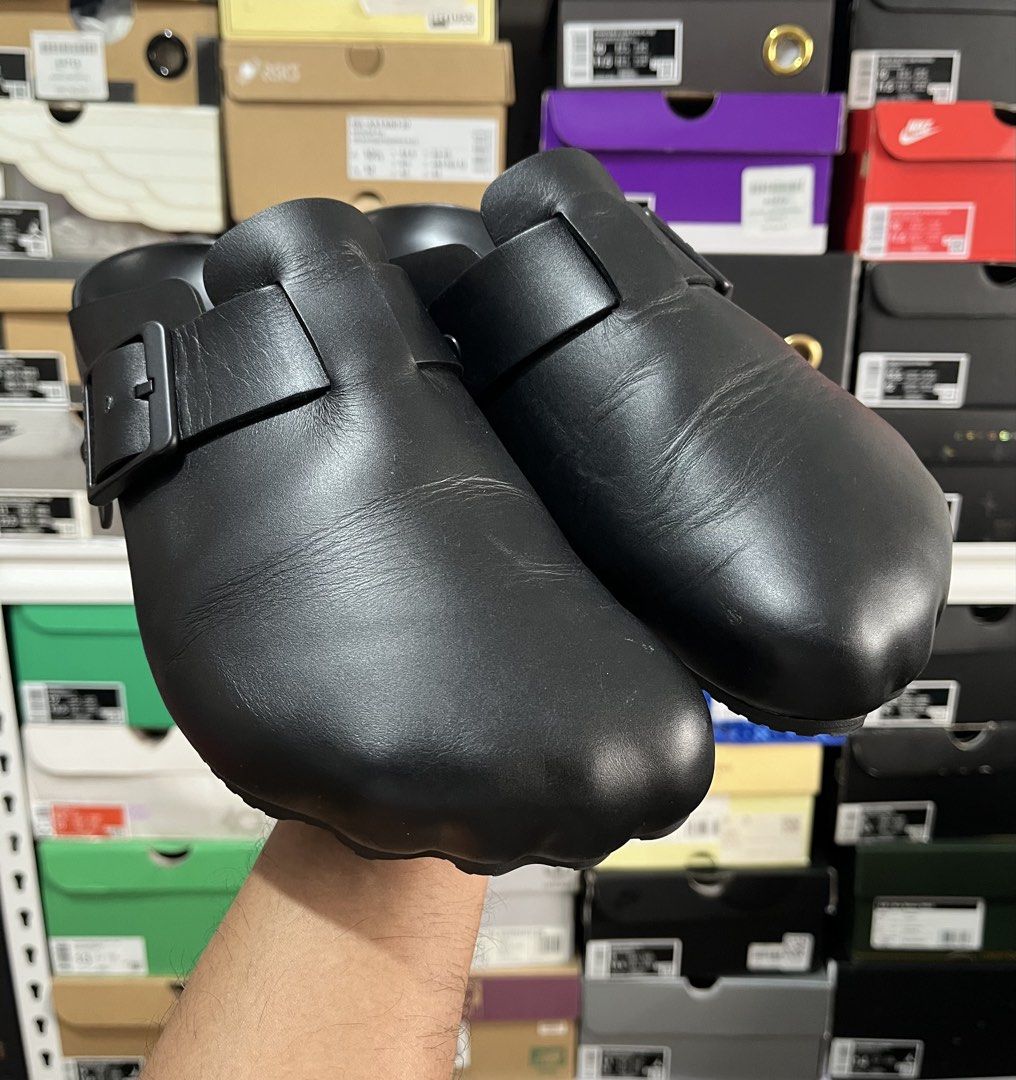 Balenciaga Sunday Mule Black (Category: Sneakers & Footwear) located in Mandaluyong City. Submitted by pepitomanaloto_777 (Listing ID 1465189489, Image 1). Description: Balenciaga Sunday Mule Black Lightly used Size: 42 (9-9.5us) Price: 15,999 *Pair only* Location Pasig 📍 MOD: Grab/Lalamove/JNT 🚚 MOP: Gcash/Bdo Transfer 💳 No return/Exchange/Refund ❌ No COD/COP Transaction ❌ Need 50% DP for reservation (Non Refundable) PS: Buy with confidence �