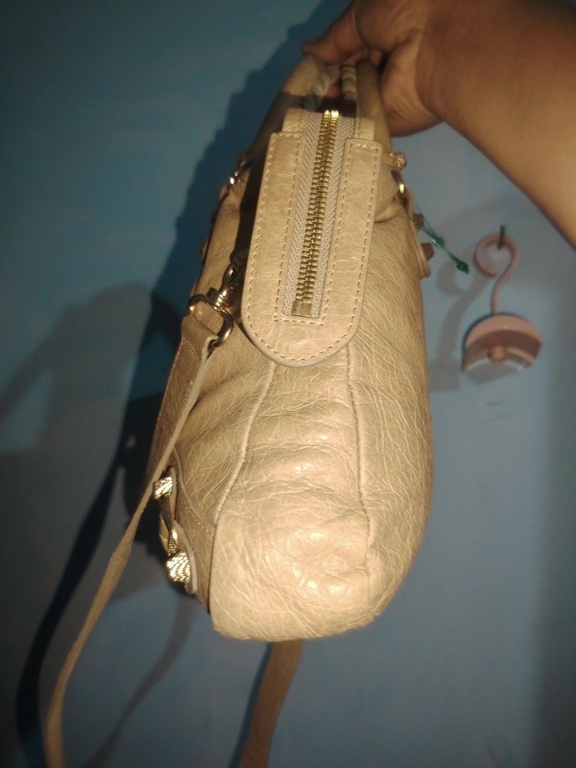 Balenciaga town (Category: Cross-body Bags) located in Manila. Submitted by del96 (Listing ID 1465289710, Image 3). Description: No mirror PLATE code only.