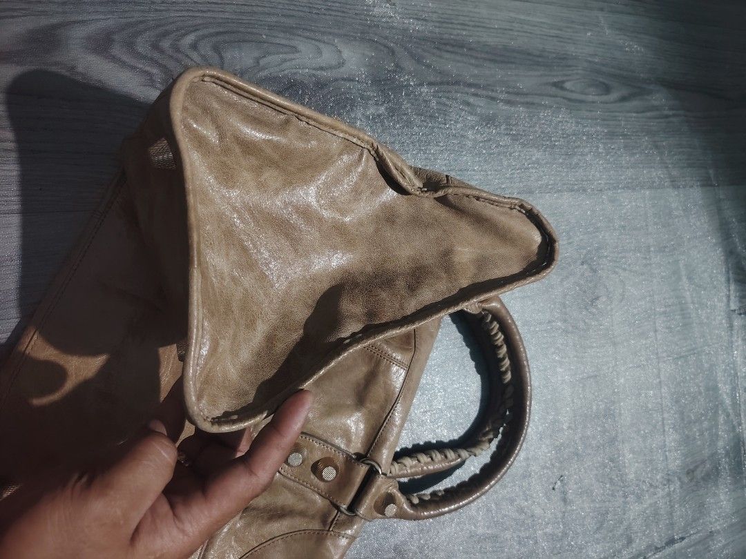Balenciaga traveling bag (Category: Clutches) located in Manila. Submitted by ag_delrosario (Listing ID 1465294467, Image 3). Description: No mirror PLATE code lng sya Ykkzip.
