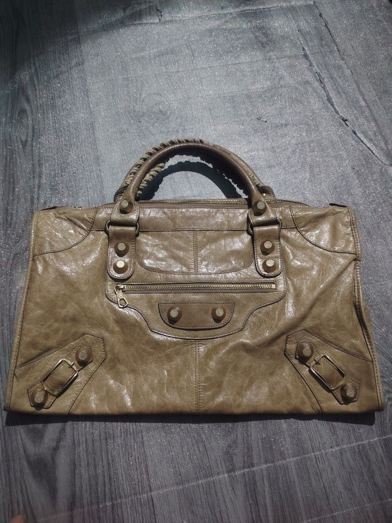 Balenciaga traveling bag (Category: Clutches) located in Manila. Submitted by ag_delrosario (Listing ID 1465294467, Image 1). Description: No mirror PLATE code lng sya Ykkzip.