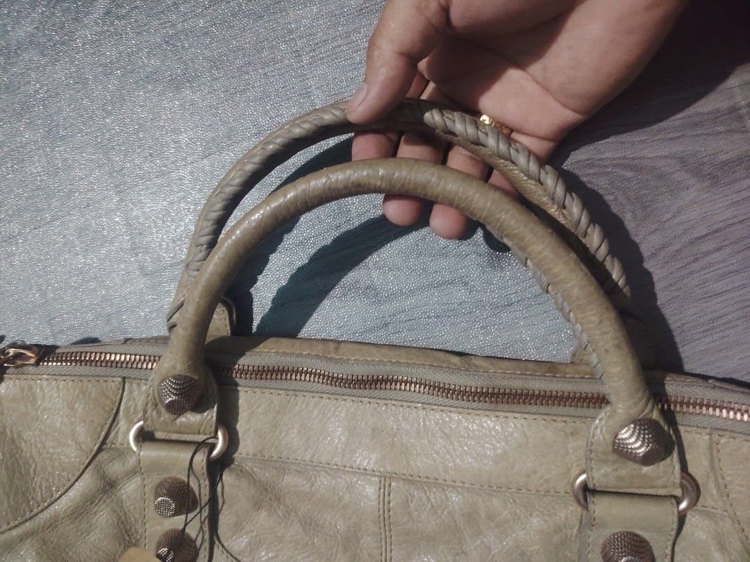 Balenciaga traveling bag (Category: Clutches) located in Manila. Submitted by ag_delrosario (Listing ID 1465294826, Image 3). Description: No mirror Ykkzip Walang c🫢 de.