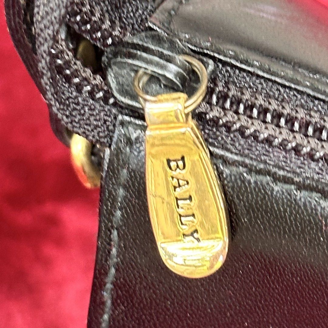 BALLY Smooth calf skin Two-Way Bag. (Category: Shoulder Bags) located in Cagayan de Oro. Submitted by kjcartier26 (Listing ID 1465261907, Image 3). Description: Authentic Bally Smooth calfskin Bag. 🇯🇵 - In excellent condition. - With Original Dustbag red. - Adjustable strap, Durable leather. - Has minimal signs of use, Pressmark, Scratches not visible..