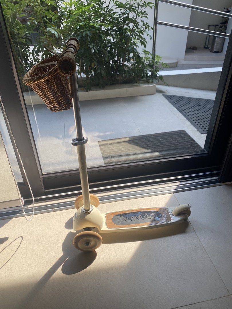 Banwood Scooter (Category: Infant Playtime) located in Quezon City. Submitted by xallmustgox (Listing ID 1465176335, Image 1). Description: .