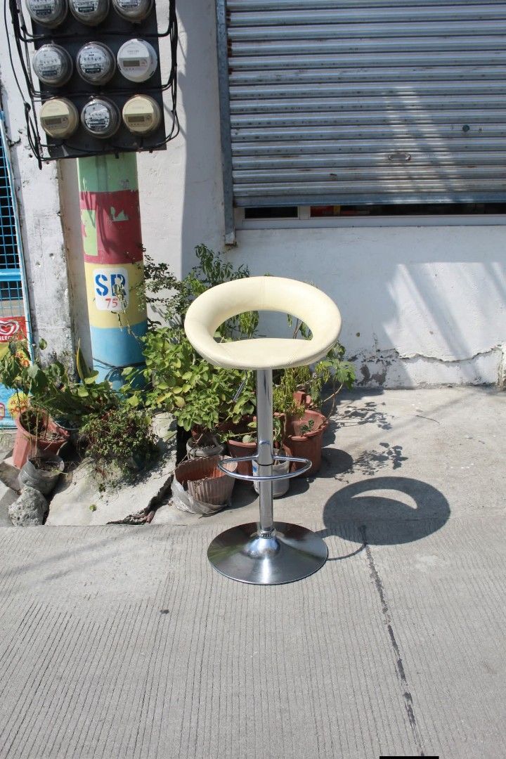 Bar Stool (Category: Chairs) located in Meycauayan. Submitted by marygracecasimiro (Listing ID 1465209920, Image 3). Description: Adjustable Hydraulic Bar Stool Modern crescent-style bar stool with a cream leather seat, polished chrome pedestal base, 360° swivel and hydraulic height adjustment. Includes a built-in footrest, perfect for kitchen counters, bars, cafes or reception areas L:21 • W:18 • Seat H:23-31 ½ • Back H:30 ½-39 inches 3,500 peso