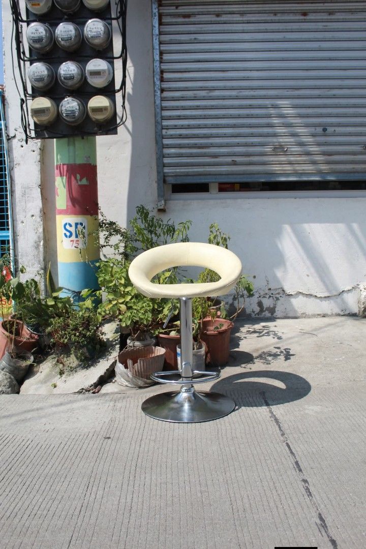 Bar Stool (Category: Chairs) located in Meycauayan. Submitted by marygracecasimiro (Listing ID 1465209920, Image 2). Description: Adjustable Hydraulic Bar Stool Modern crescent-style bar stool with a cream leather seat, polished chrome pedestal base, 360° swivel and hydraulic height adjustment. Includes a built-in footrest, perfect for kitchen counters, bars, cafes or reception areas L:21 • W:18 • Seat H:23-31 ½ • Back H:30 ½-39 inches 3,500 peso