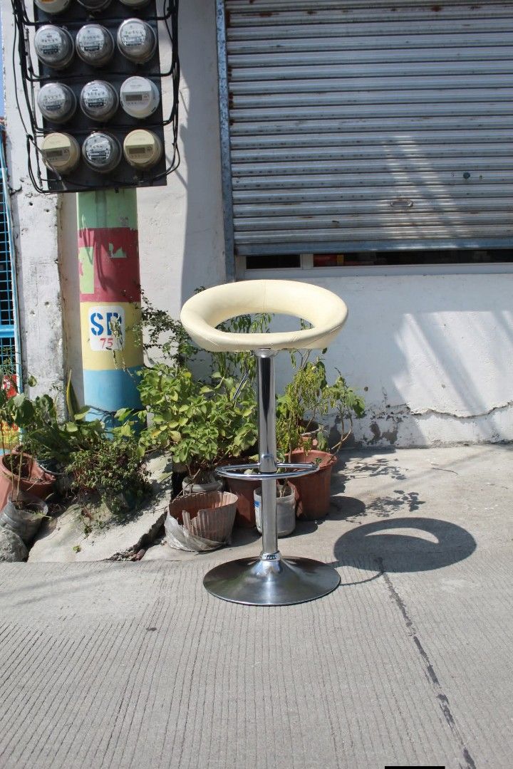 Bar Stool (Category: Chairs) located in Meycauayan. Submitted by marygracecasimiro (Listing ID 1465209920, Image 1). Description: Adjustable Hydraulic Bar Stool Modern crescent-style bar stool with a cream leather seat, polished chrome pedestal base, 360° swivel and hydraulic height adjustment. Includes a built-in footrest, perfect for kitchen counters, bars, cafes or reception areas L:21 • W:18 • Seat H:23-31 ½ • Back H:30 ½-39 inches 3,500 peso