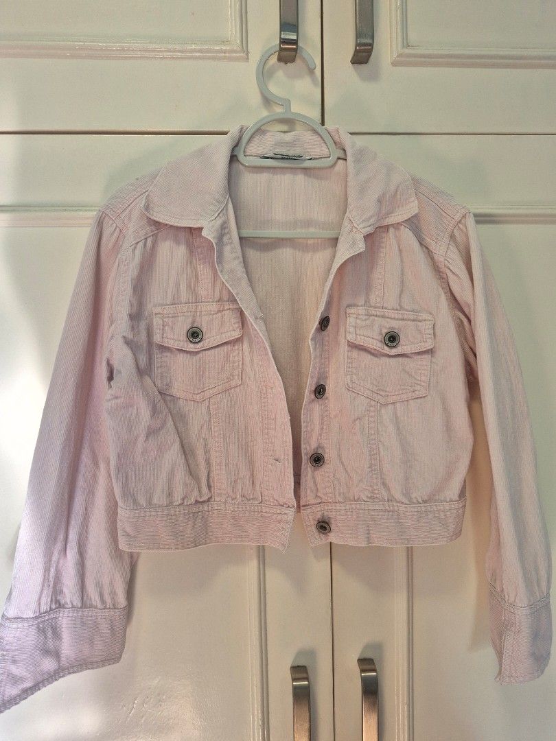 Bayo crop jacket (Category: Coats, Jackets and Outerwear) located in Bayambang. Submitted by gtamms (Listing ID 1465225596, Image 2). Description: light pink crop jacket in good condition size - medium.