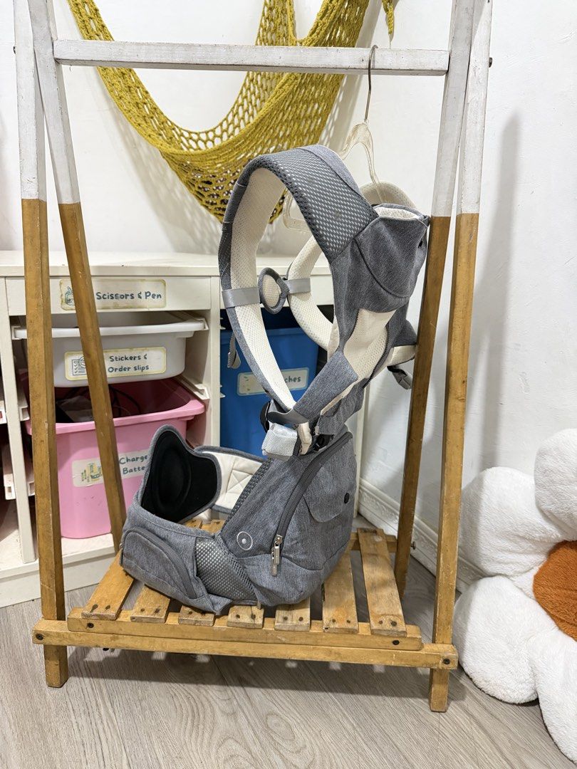 Bebear Folding Hipseat Carrier (Category: Carriers & Slings) located in Santa Maria. Submitted by babyshowearph_official (Listing ID 1465178339, Image 3). Description: .