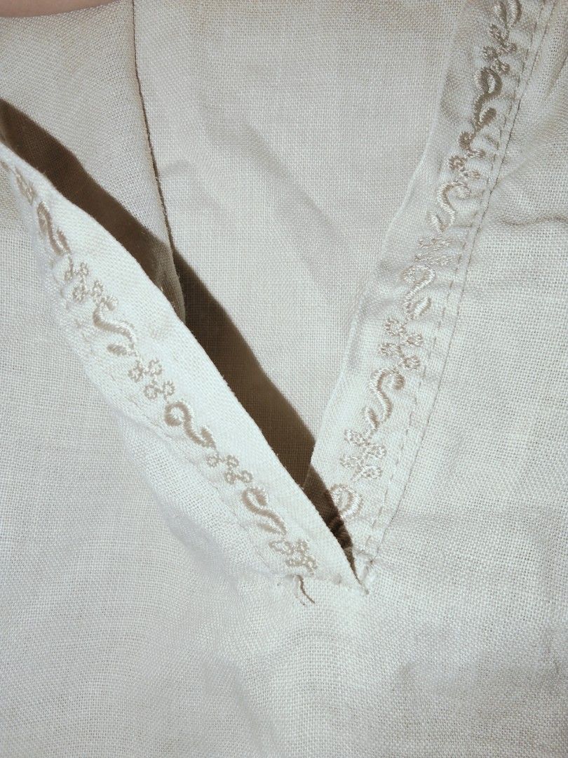 beige short-sleeve linen (Category: Blouses) located in Lucena. Submitted by theg00dhang (Listing ID 1465271752, Image 3). Description: decluttering sf not included.
