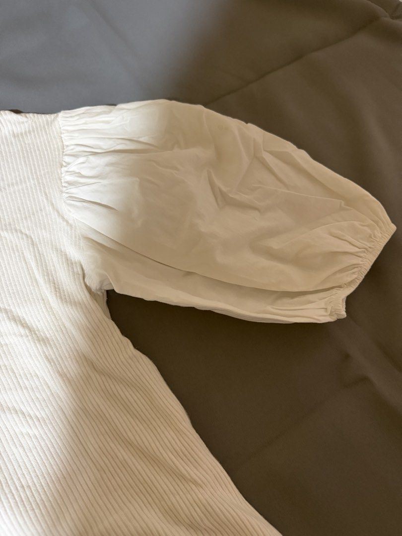 Bershka Balloon Sleeve Blouse White (Category: Blouses) located in Caloocan City. Submitted by prelovedbyfe08 (Listing ID 1465318427, Image 3). Description: 📍south caloocan sf shouldered by buyer.