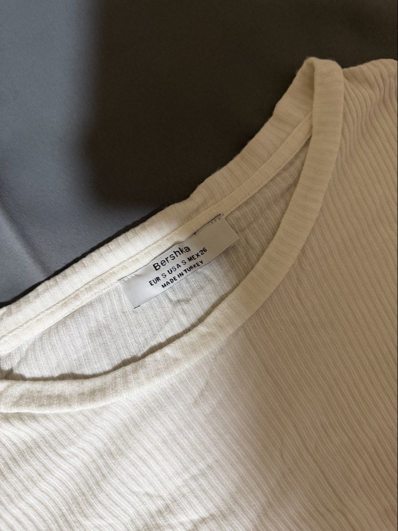 Bershka Balloon Sleeve Blouse White (Category: Blouses) located in Caloocan City. Submitted by prelovedbyfe08 (Listing ID 1465318427, Image 2). Description: 📍south caloocan sf shouldered by buyer.