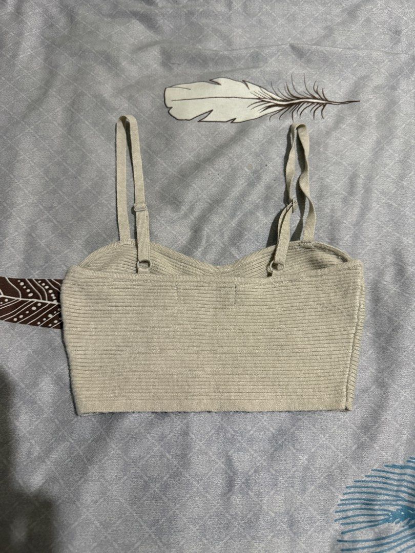 Bershka Knit Bustier XS (Category: Others Tops) located in Makati City. Submitted by refind.prelove.finds (Listing ID 1465191833, Image 3). Description: Made out of a soft stretchy knit fabric. It will stretch a couple inches once on. It also has ajustable straps. Used once.