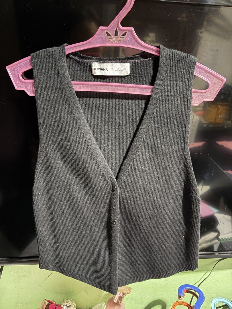 Bershka Knit Vest (Category: Sleeveless) located in Valenzuela. Submitted by celineyap04 (Listing ID 1465180753, Image 1). Description: Medium will fit small.