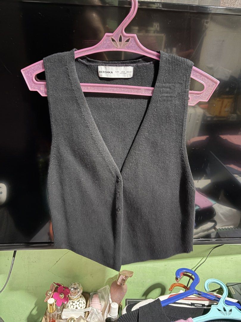 Bershka Knit Vest (Category: Sleeveless) located in Valenzuela. Submitted by celineyap04 (Listing ID 1465180753, Image 2). Description: Medium will fit small.