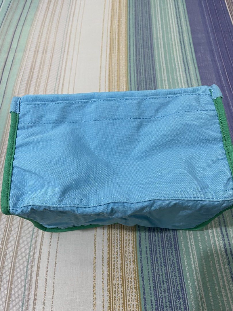 Beyond the vines - colourblock lunch (Category: Beach Bags) located in Paranaque City. Submitted by potatocart (Listing ID 1465306406, Image 3). Description: Beyond the Vines - Colourblock Lunch Bag (Navy) Great condition 9/10 1300.