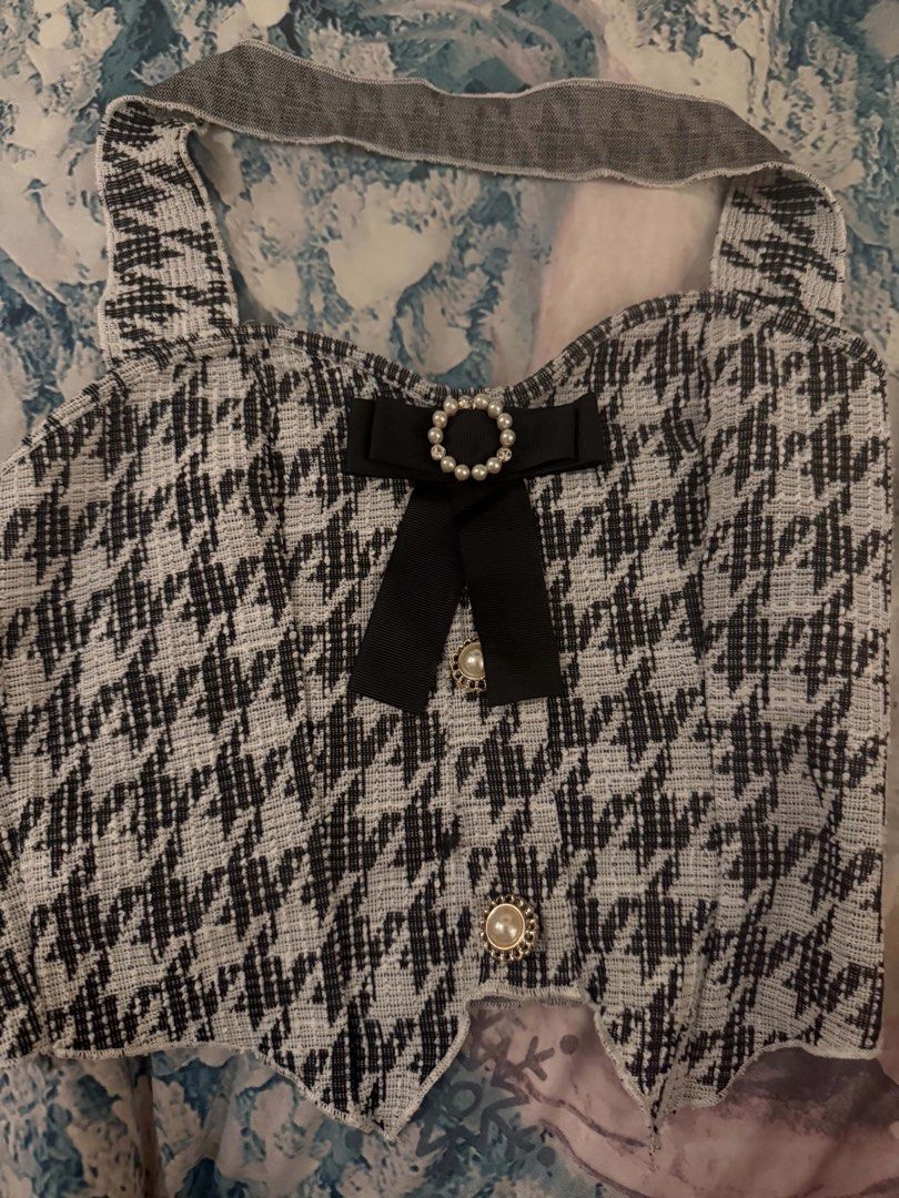 Black and White Houndstooth Crop Top with Bow (Category: Sleeveless) located in Manila. Submitted by mightystar_c32e41 (Listing ID 1465329505, Image 1). Description: - XS to Small.