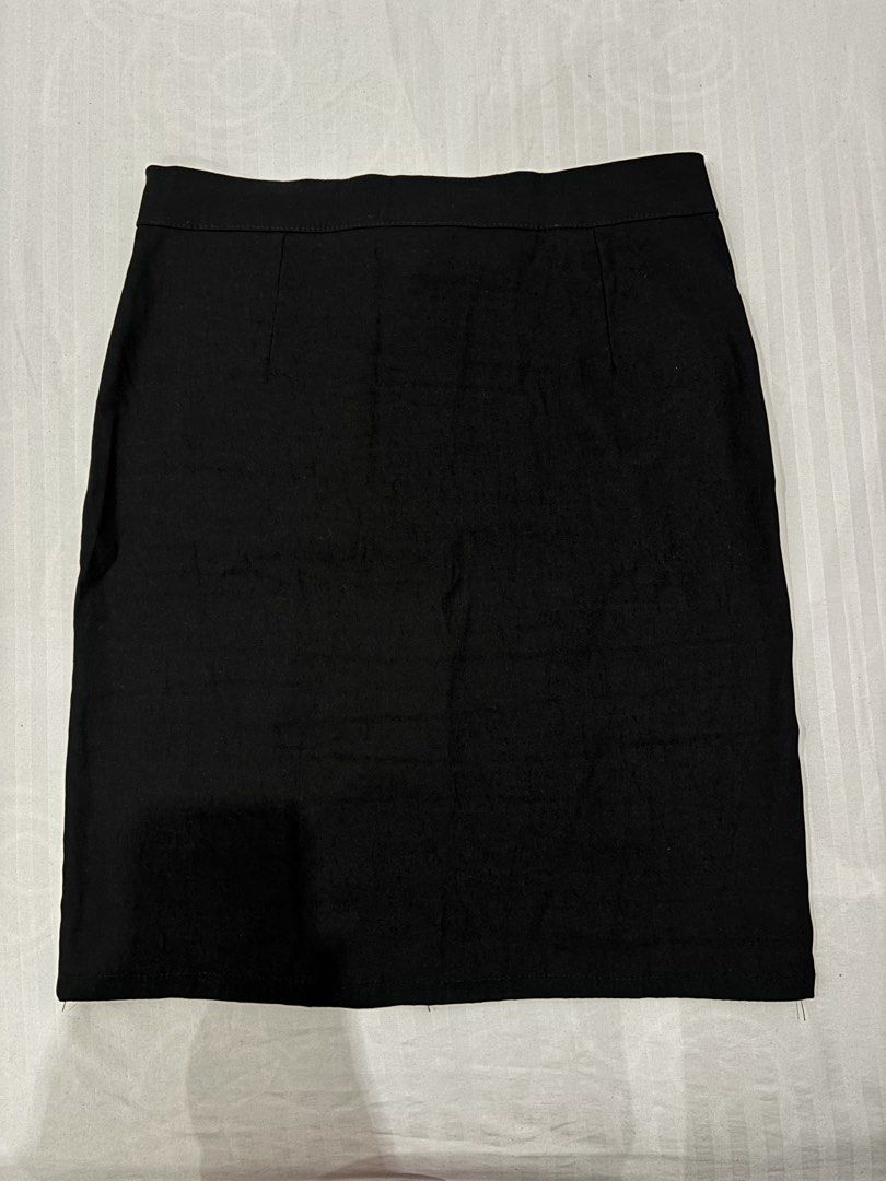 Black Bodycon Mini Skirt (Category: Skirts) located in Manila. Submitted by niellaeun (Listing ID 1465373455, Image 2). Description: RFS: Decluttering Size: XXL on tag but can fit to small too since stretchable .