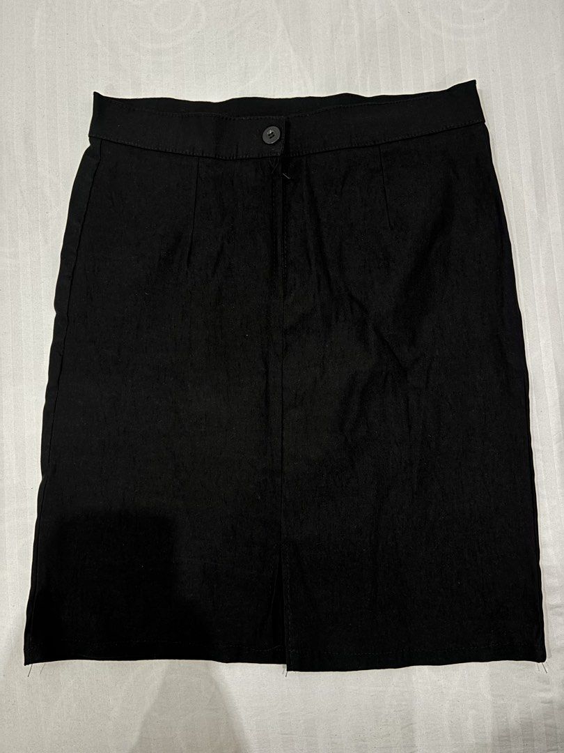 Black Bodycon Mini Skirt (Category: Skirts) located in Manila. Submitted by niellaeun (Listing ID 1465373455, Image 1). Description: RFS: Decluttering Size: XXL on tag but can fit to small too since stretchable .