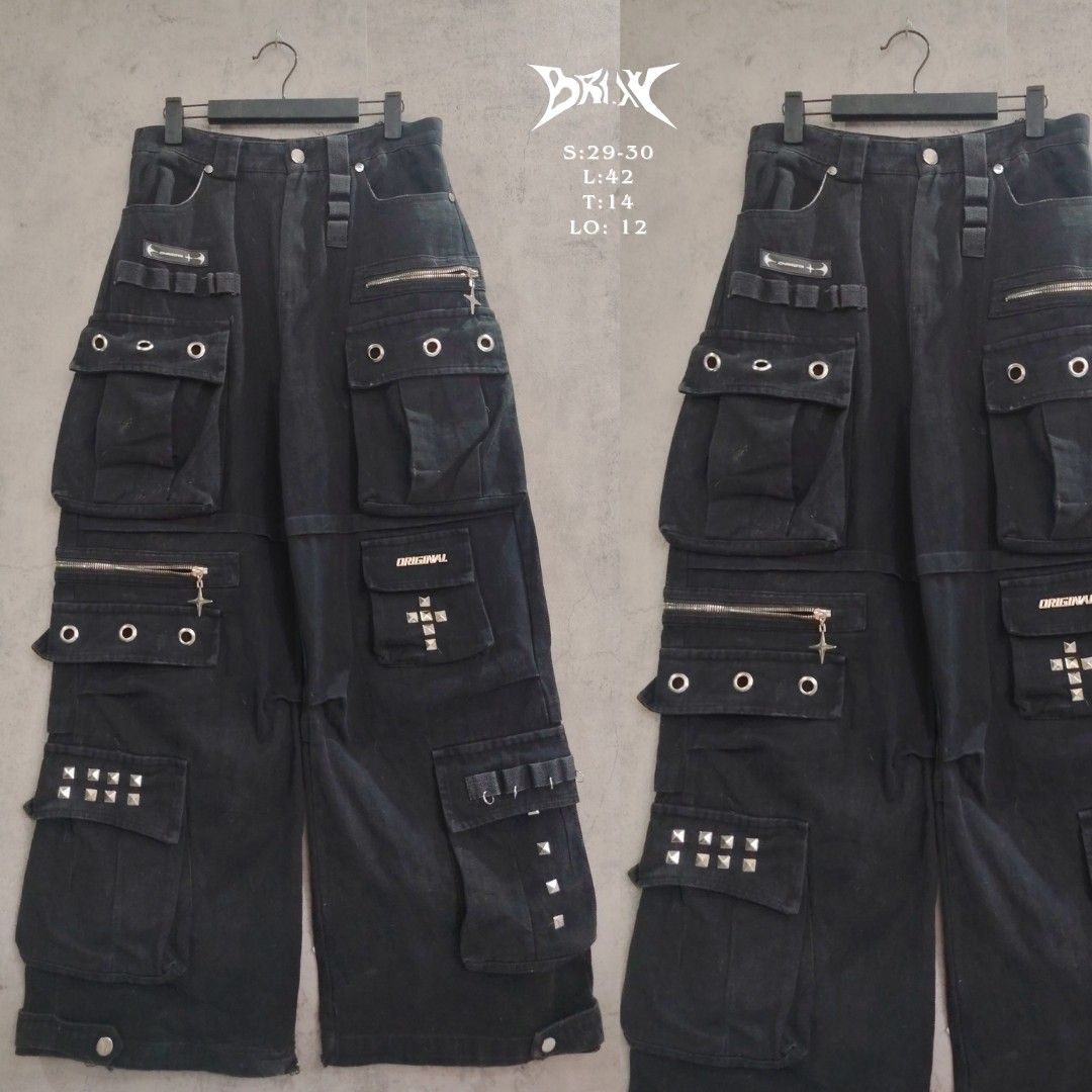 Black cargo with eyelet/metal accessories (Category: Jeans) located in Dasmarinas. Submitted by brixx_wear (Listing ID 1465214979, Image 1). Description: DETAILS : NAG TATTERED NA LAYLAYAN SA BACK YUN LANG ISSUE. SUPER GANDA PARIN NITO! [WITH ISSUE] GCASH PAYMENT DETAILS INDICATED ON THE PHOTO NO COD, PAY AS YOU ORDER BASIS OPEN FOR ALTER ADD 50PHP [ PREFERRED SIZE ] COURIER J&T AND LALAMOVE +SHIPPING / DELIVERY FEE !REMINDERS! Color may slightly