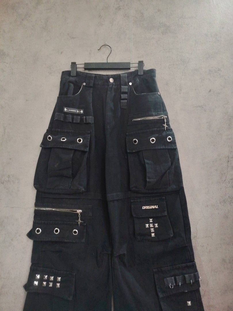 Black cargo with eyelet/metal accessories (Category: Jeans) located in Dasmarinas. Submitted by brixx_wear (Listing ID 1465214979, Image 3). Description: DETAILS : NAG TATTERED NA LAYLAYAN SA BACK YUN LANG ISSUE. SUPER GANDA PARIN NITO! [WITH ISSUE] GCASH PAYMENT DETAILS INDICATED ON THE PHOTO NO COD, PAY AS YOU ORDER BASIS OPEN FOR ALTER ADD 50PHP [ PREFERRED SIZE ] COURIER J&T AND LALAMOVE +SHIPPING / DELIVERY FEE !REMINDERS! Color may slightly