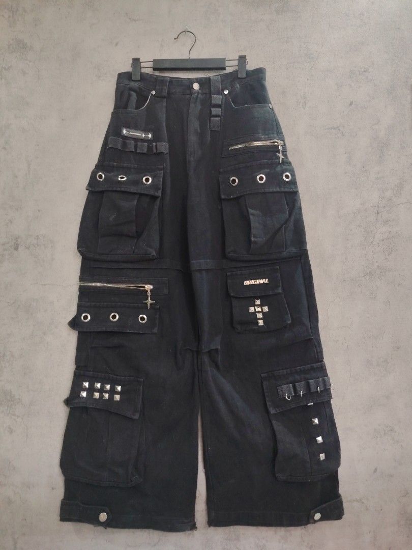 Black cargo with eyelet/metal accessories (Category: Jeans) located in Dasmarinas. Submitted by brixx_wear (Listing ID 1465214979, Image 2). Description: DETAILS : NAG TATTERED NA LAYLAYAN SA BACK YUN LANG ISSUE. SUPER GANDA PARIN NITO! [WITH ISSUE] GCASH PAYMENT DETAILS INDICATED ON THE PHOTO NO COD, PAY AS YOU ORDER BASIS OPEN FOR ALTER ADD 50PHP [ PREFERRED SIZE ] COURIER J&T AND LALAMOVE +SHIPPING / DELIVERY FEE !REMINDERS! Color may slightly