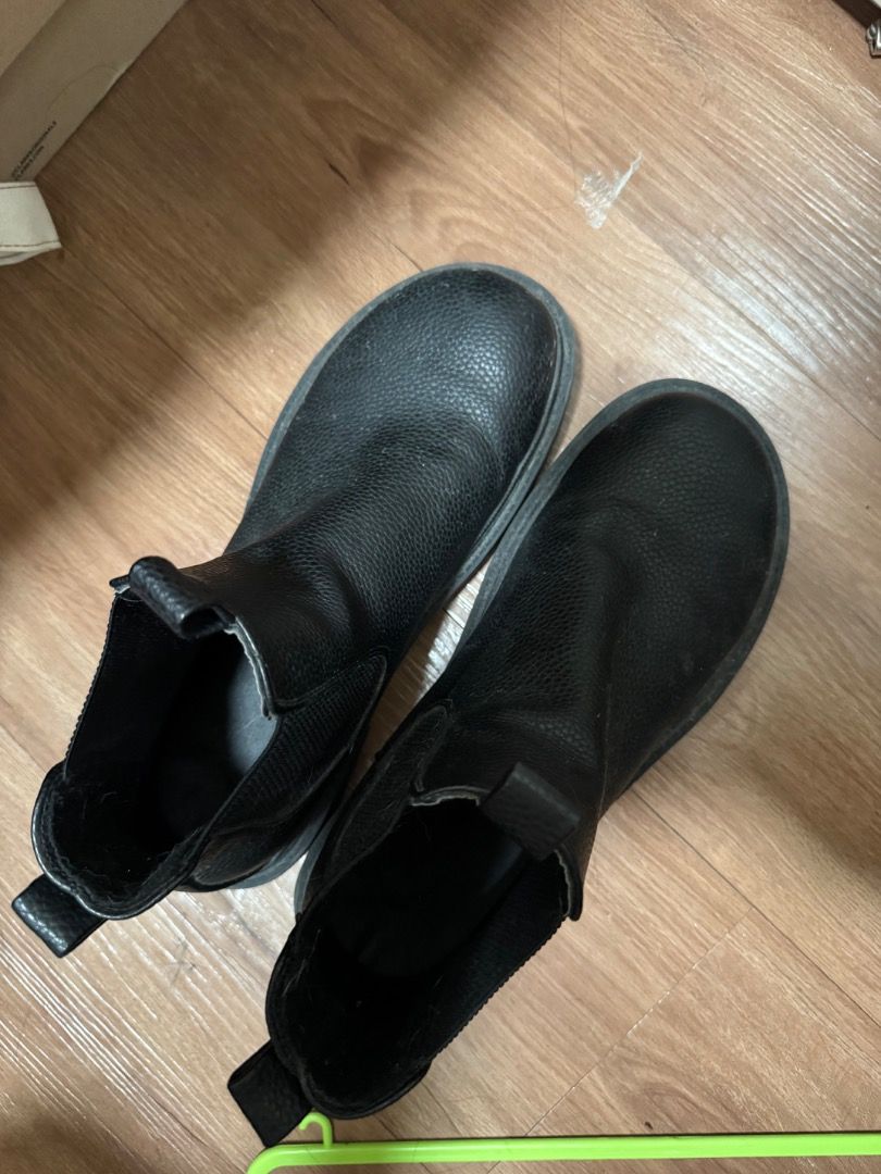 Black Chelsea Boots (Category: Boots) located in Pasig City. Submitted by wwwww567 (Listing ID 1465374505, Image 1). Description: .